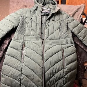 Evergreen long puffy jacket by Bernardo size xl